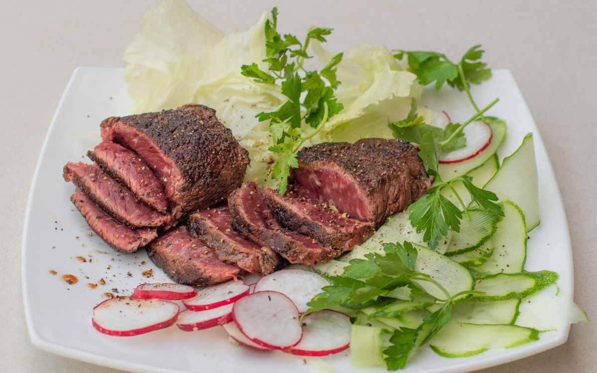 plato equilibrado con carne roja y verduras para mejorar energía y bienestar mental