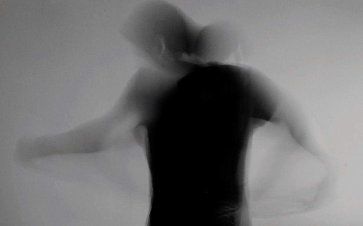 silueta en movimiento expresivo conectando arte y bienestar emocional