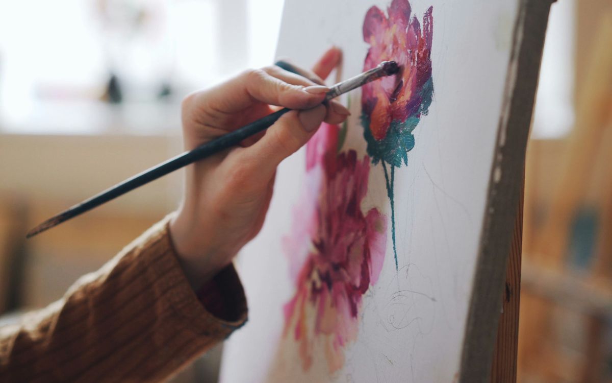 detalle de manos creando una obra creativa como herramienta de crecimiento personal