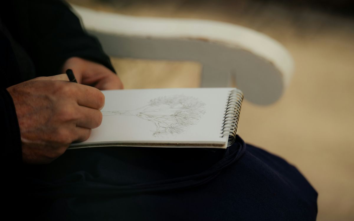 Persona escribiendo en un cuaderno para trabajar bloqueos emocionales y soltar carga mental