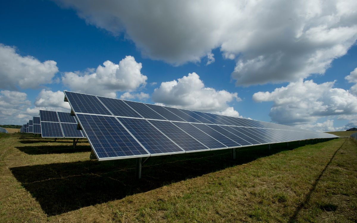 Instalación de placas solares de Eco-Balance para hogares y empresas.