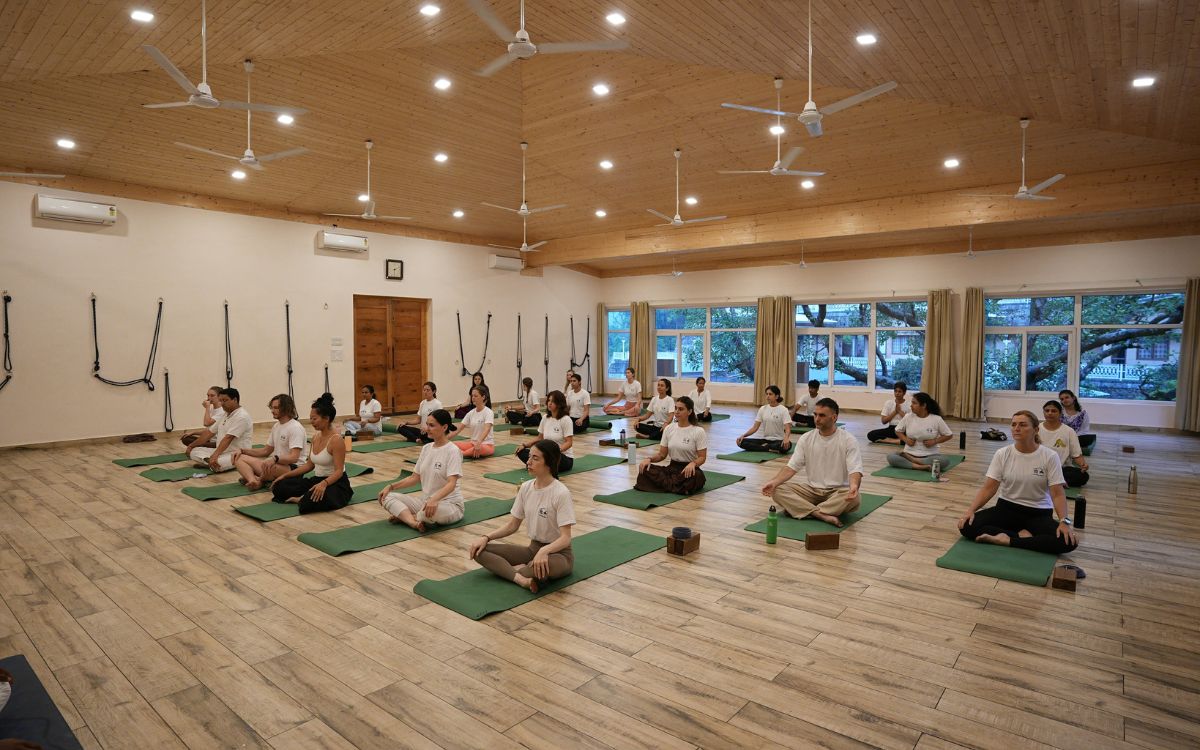 Sesión de yoga consciente enfocada en la transformación personal